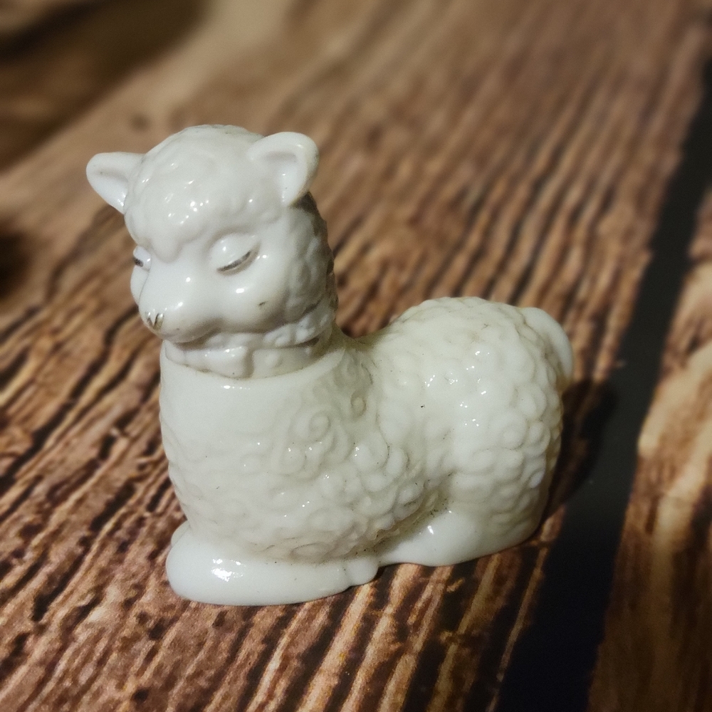 !**Avon White Milk Glass Lamb Empty Bottle